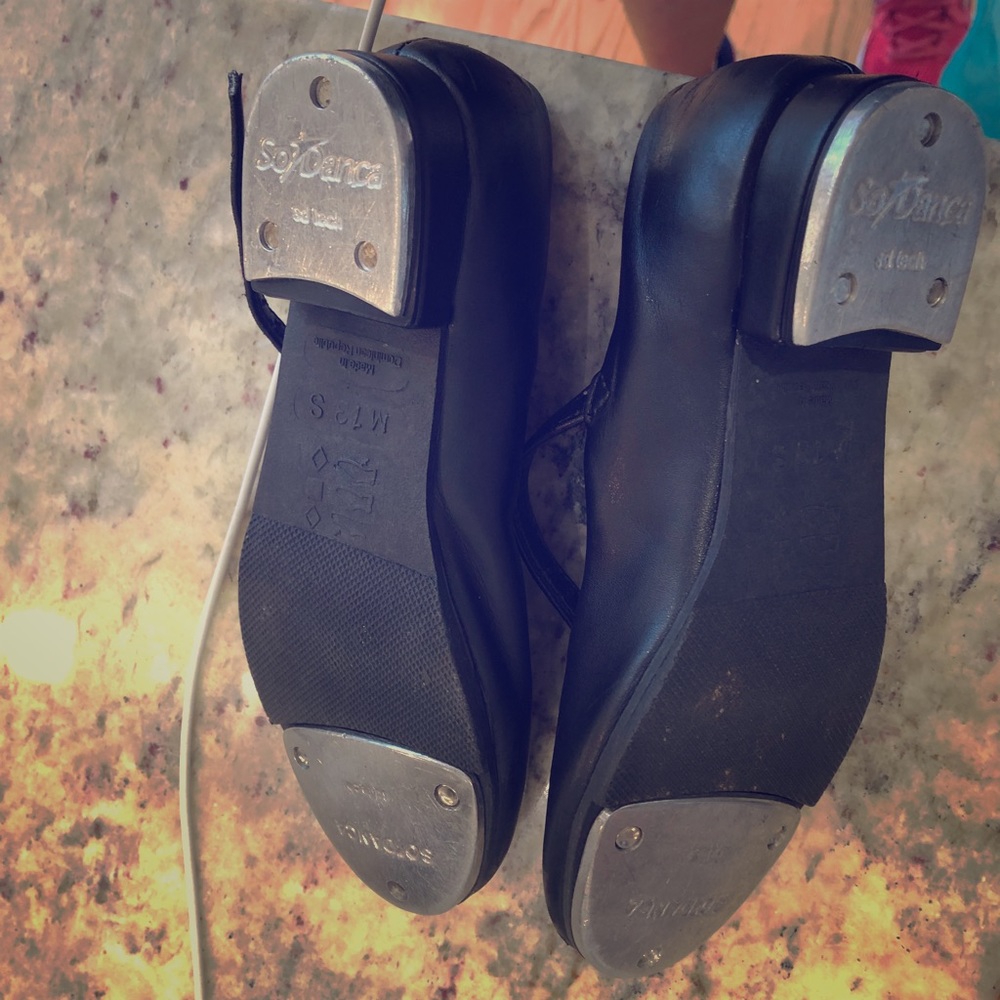 Girls black tap shoes